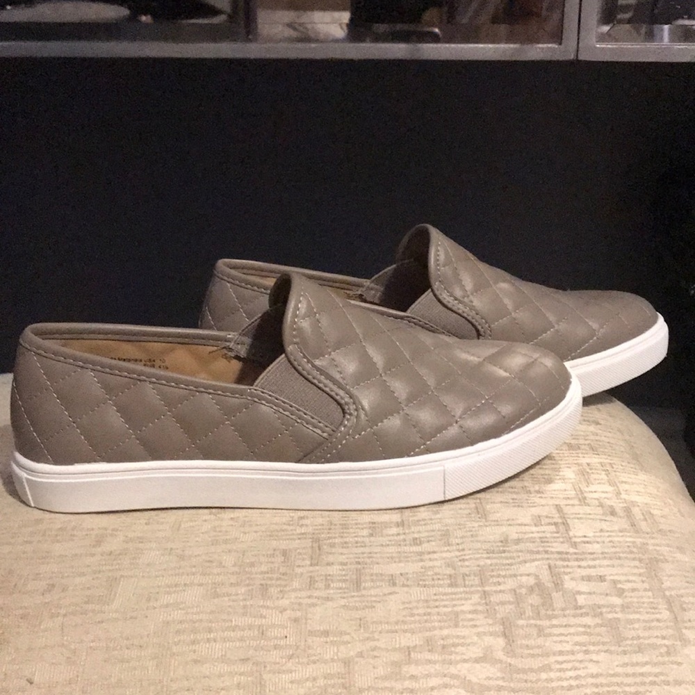 Taupe quilted leather slide on fashion shoe
